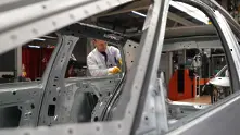 Европейските производители на автомобили затварят фабрики, няма на кой да продават