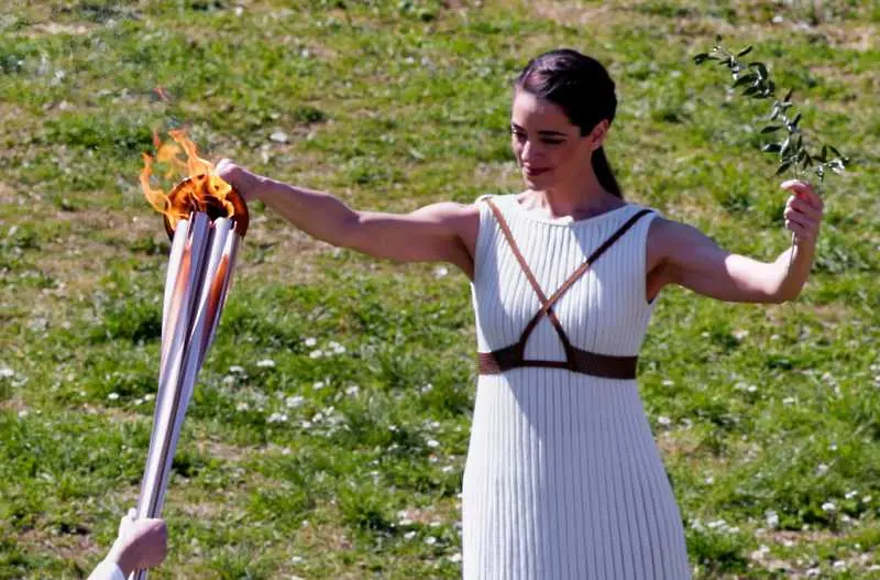 Запалиха олимпийския огън в Гърция без публика