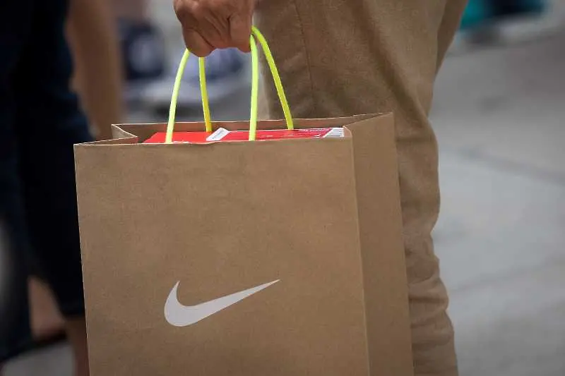 Nike затваря част от магазините си по света