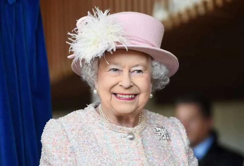 Кралица Елизабет и принц Филип напуснаха Бъкингамския дворец заради COVID-19