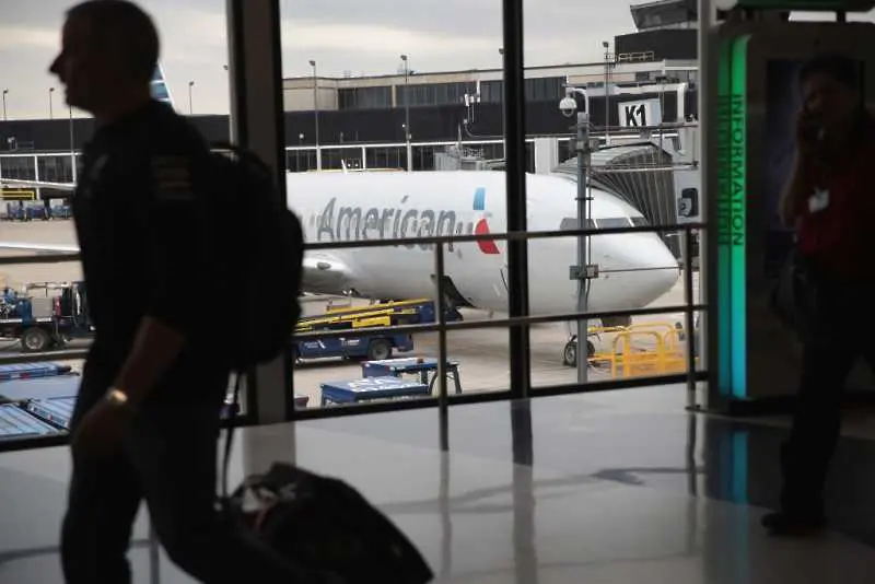 American Airlines спира 450 самолета и отменя 55 000 полета заради пандемията