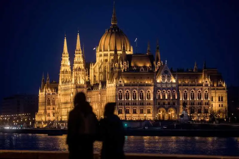 Унгария въвежда двуседмична карантина