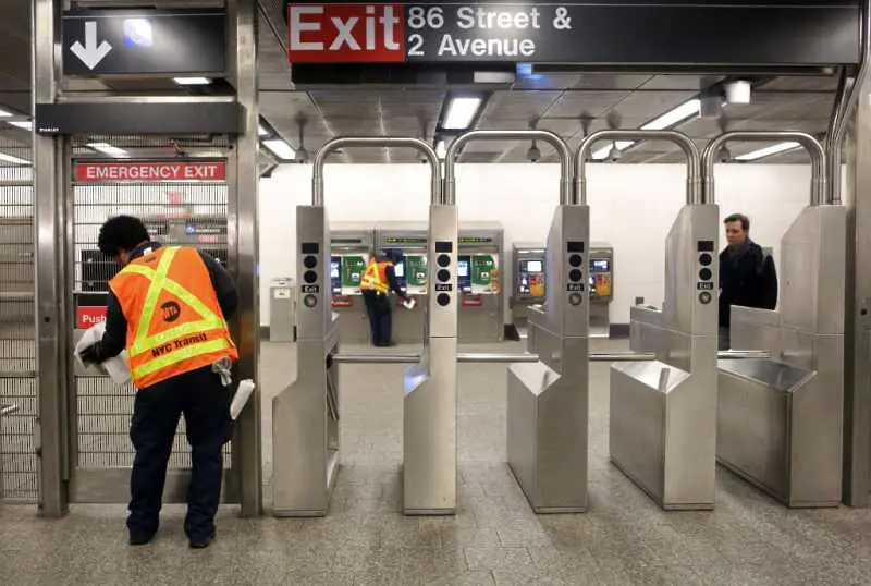 Всички са уплашени - пътниците в метрото в Ню Йорк се опитват да спазват дистанция