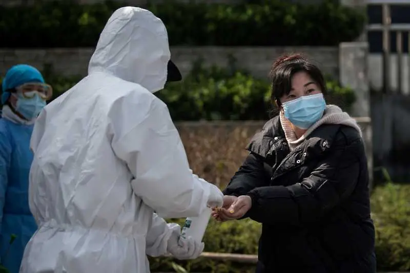 Пандемията от коронавируса може да има спад през октомври, смята китайски експерт