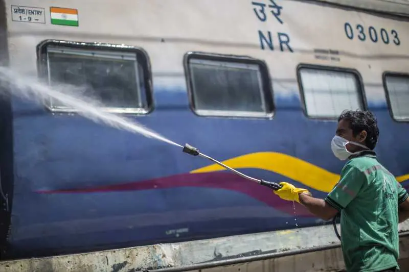 Индия затвори железниците си за първи път от 167 години. Превръща влакове в болници