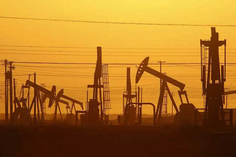 Страните от ОПЕК+ договориха историческо свиване на добива на петрол