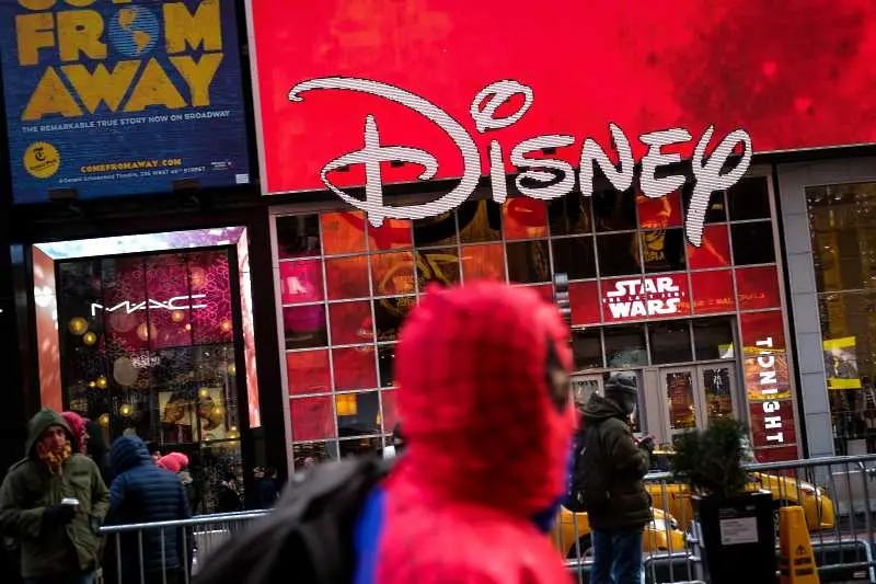 Disney спира заплатите на 100 хиляди служителя