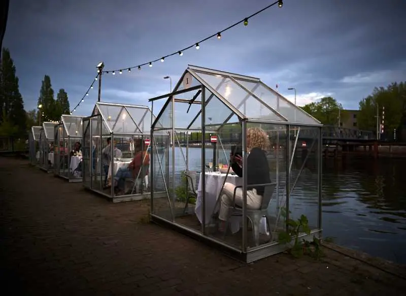 Нидерландци предлагат романтична вечеря в „карантинна“ къщичка