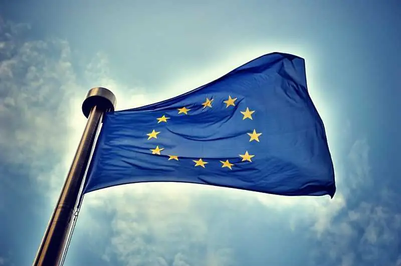 ЕС осигурява 117 млн. евро за търсене на лечение на COVID-19