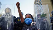 Американската пролет - простреляни полицаи, масови арести и критики от експрезиденти в САЩ