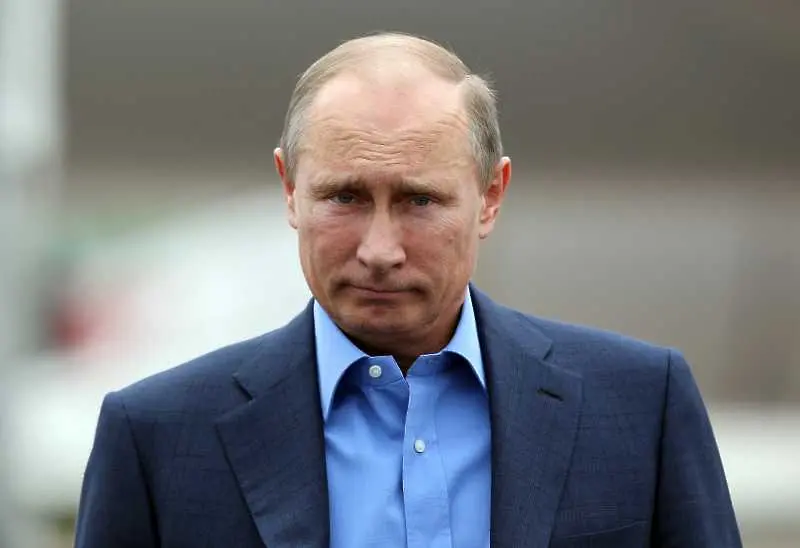 Путин се пази от COVID-19 с тунел за дезинфекция