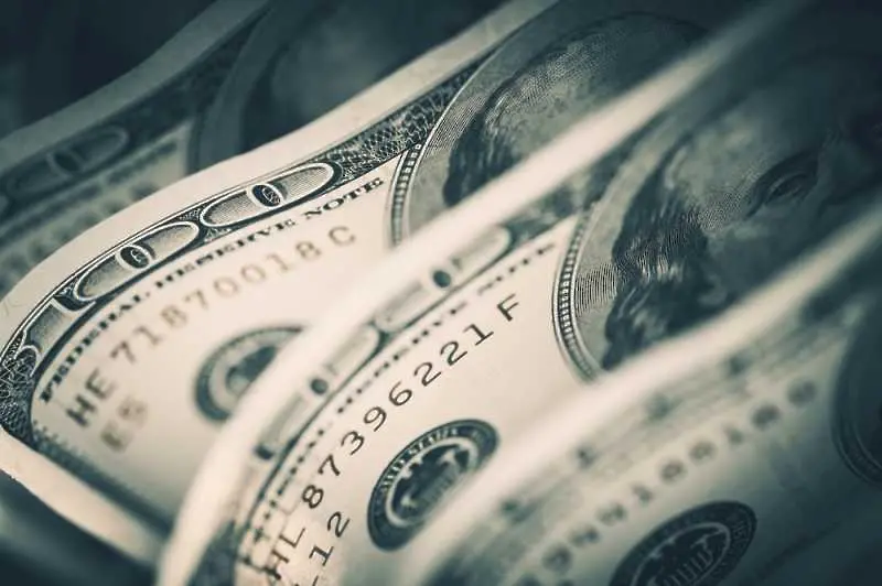Извънредното търсене на долари заради пандемията започва да отслабва
