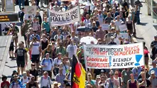 Хиляди на протест в Берлин срещу ограниченията заради коронавируса (СНИМКИ)