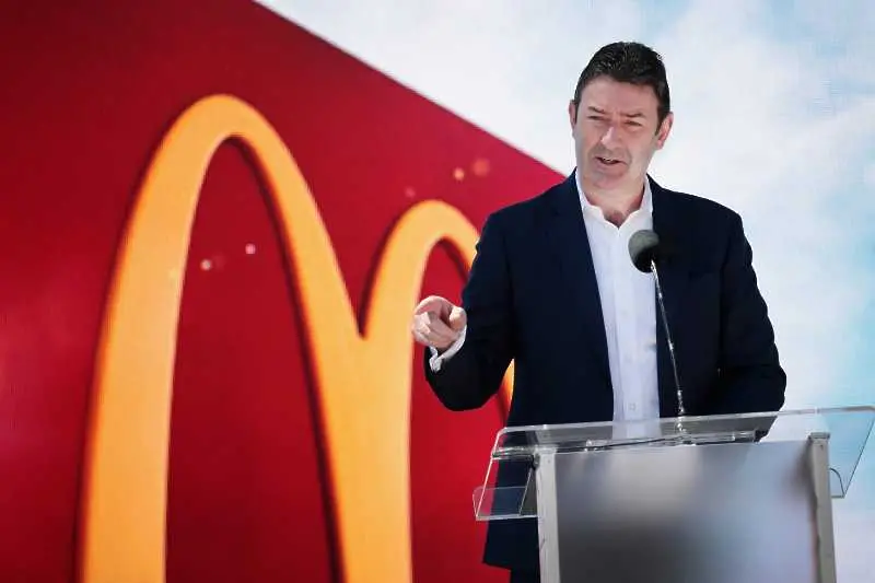 McDonald’s съди бивш шеф заради връзки със служителки