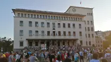 Ден 29-ти на антиправителствени протести: Атакуваха с яйца и домати сградата на НФСБ