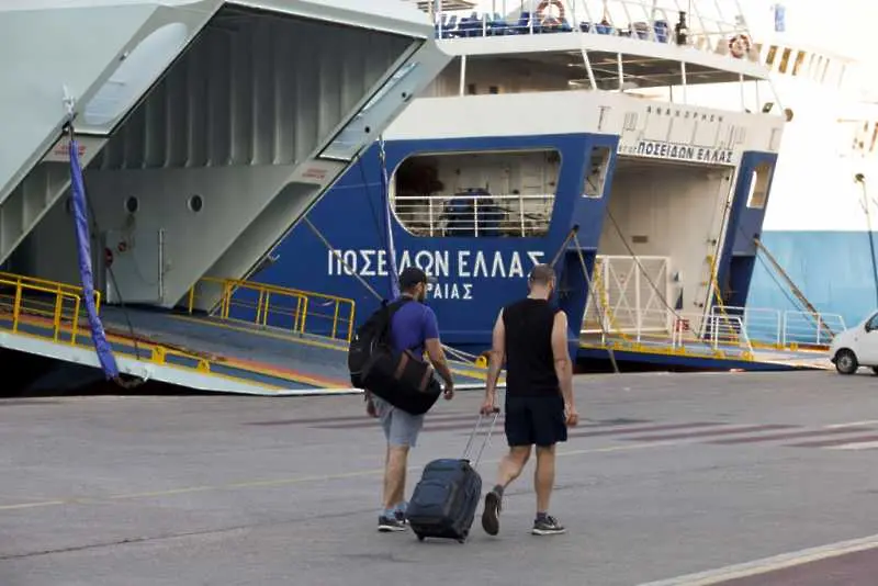 Гърция удължи до 15 септември изискването за PCR-тестове за туристите
