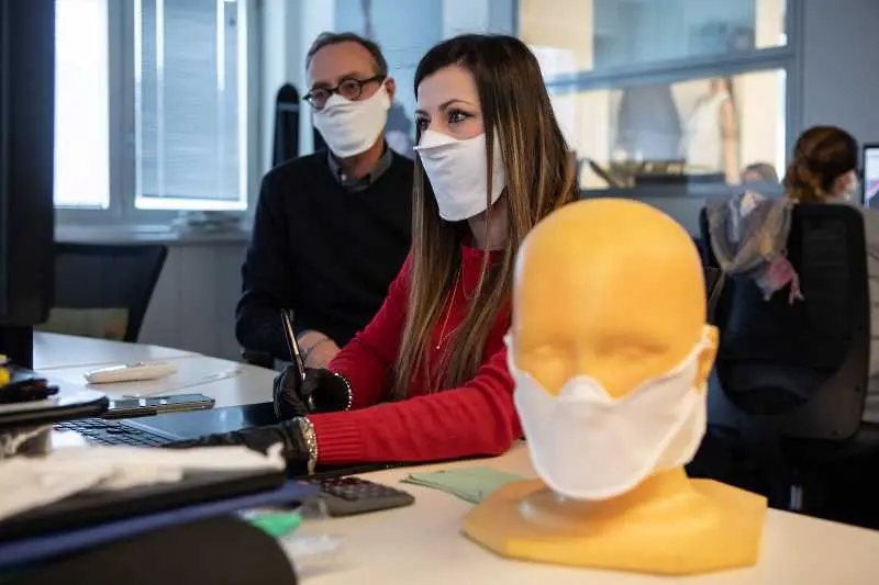 Франция прави маските задължителни на работното място
