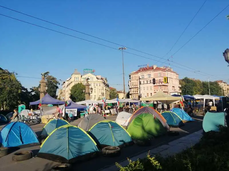 Протестиращите искат полицията да им върне отнетите палатки и лични вещи