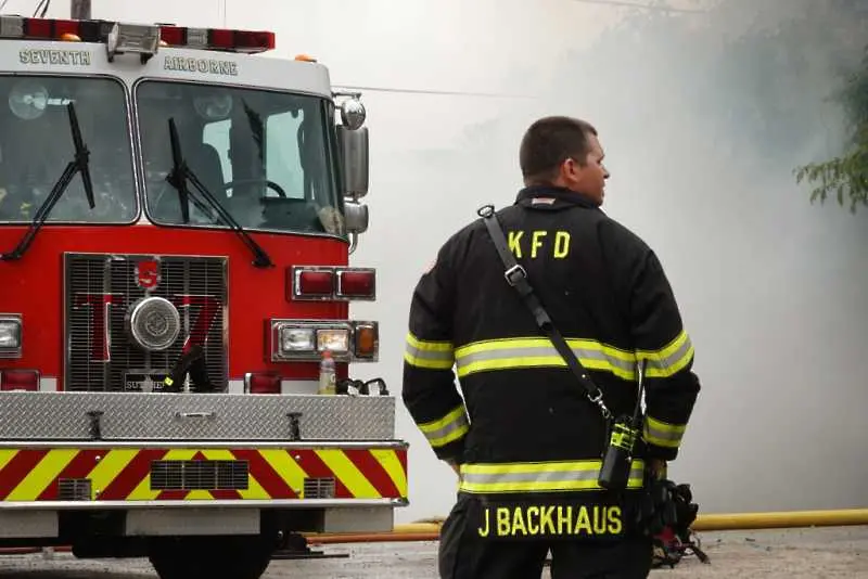 Осем противопожарни автомобила гасят огъня в химическия комбинат Свилоза
