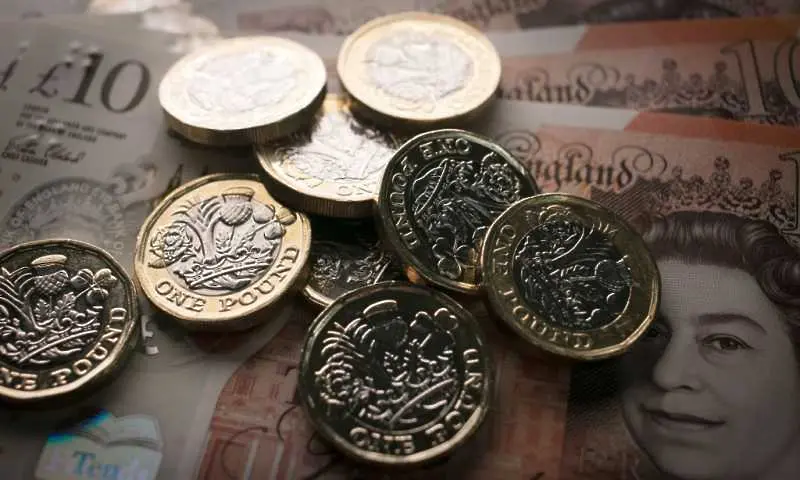 Британската лира потъна до двуседмичен минимум спрямо долара и еврото
