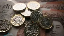 Британската лира потъна до двуседмичен минимум спрямо долара и еврото