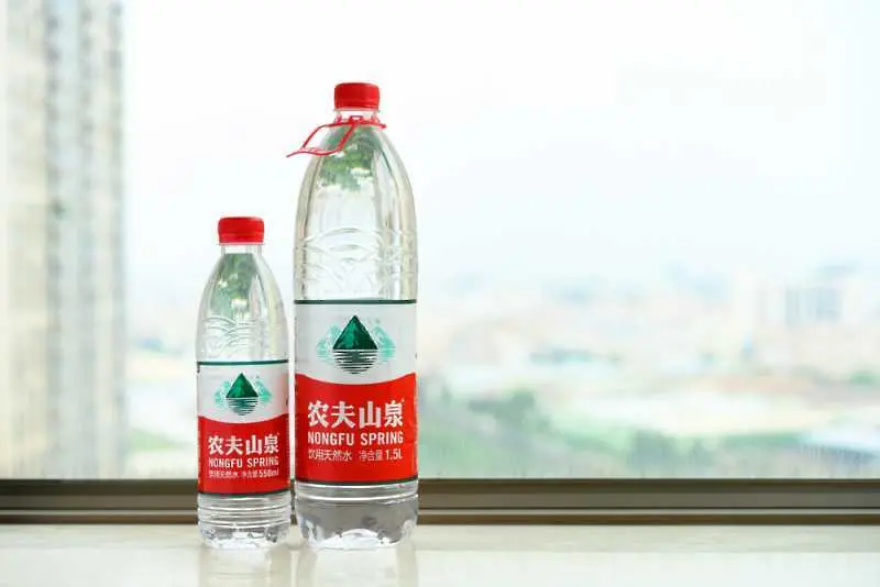 Собственикът на фирма за бутилирана вода е новият най-богат човек в Китай