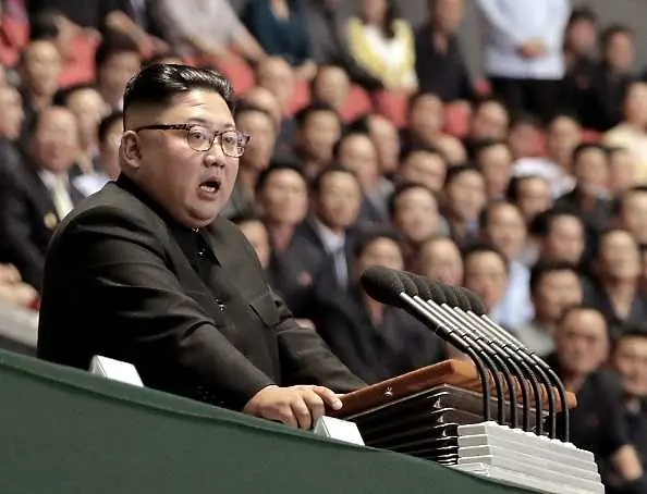Ким Чен-ун се появи на военен парад в Пхенян
