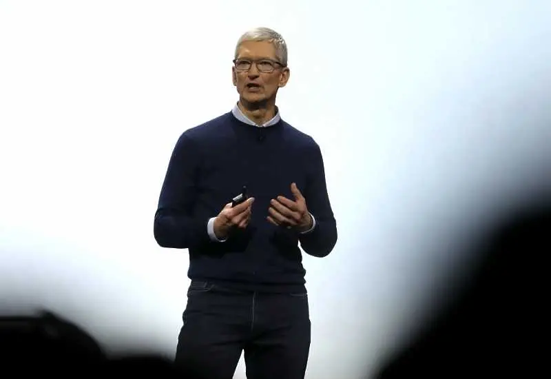 Apple даде на шефа си Тим Кук голям пакет от акции за първи път от 2011 година