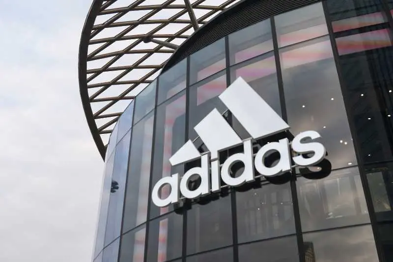 Adidas смени HR директора след оплаквания от прояви на расизъм 