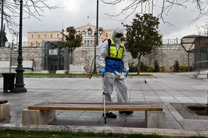 В Атина започна масова дезинфекция в публичните пространства