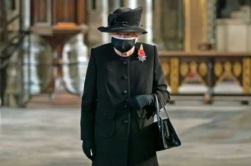 Кралица Елизабет сложи предпазна маска за първи път