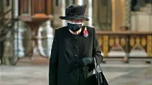 Кралица Елизабет сложи предпазна маска за първи път