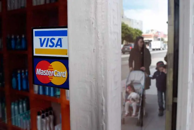 Липсата на почивки в чужбина удари силно приходите на Visa и Mastercard