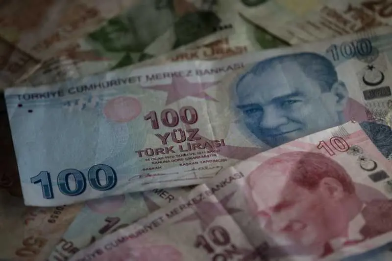 Свободното падане на турската лира продължава
