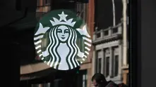 Starbucks вдига заплатите на част от служителите