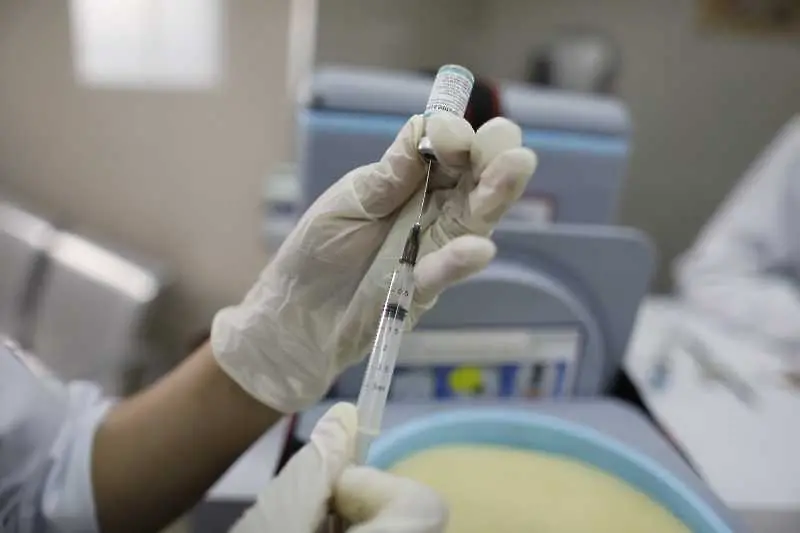 Семейство учени стои зад ваксината на Pfizer и BioNTech