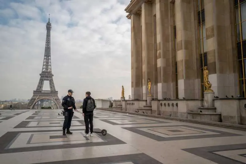 Франция постепенно намалява рестрикциите, но вечерният час остава