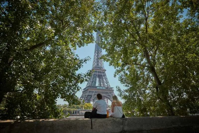 Айфеловата кула отново отваря за туристи