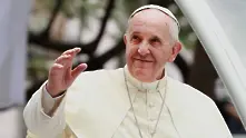 Instagram разследва кой е харесал снимка на модел от профила на папа Франциск