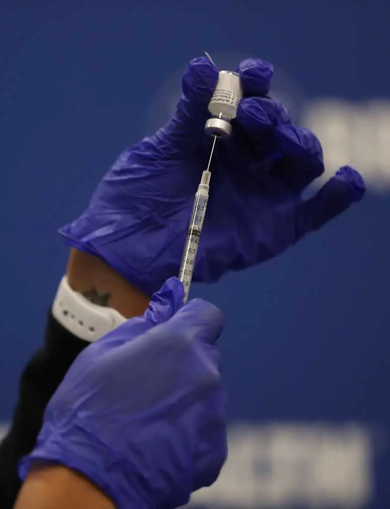 Вицепрезидентът на САЩ Майк Пенс се ваксинира срещу COVID-19