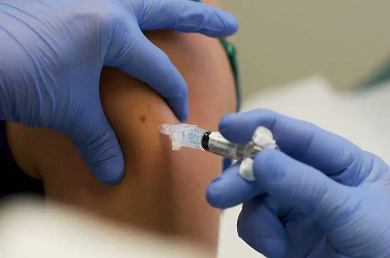 Две трети от гърците са готови да се ваксинират срещу COVID-19