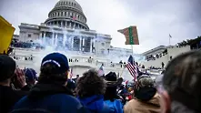Оръжия и сълзотворен газ в Капитолия, привърженици на Тръмп щурмуваха Конгреса (снимки)