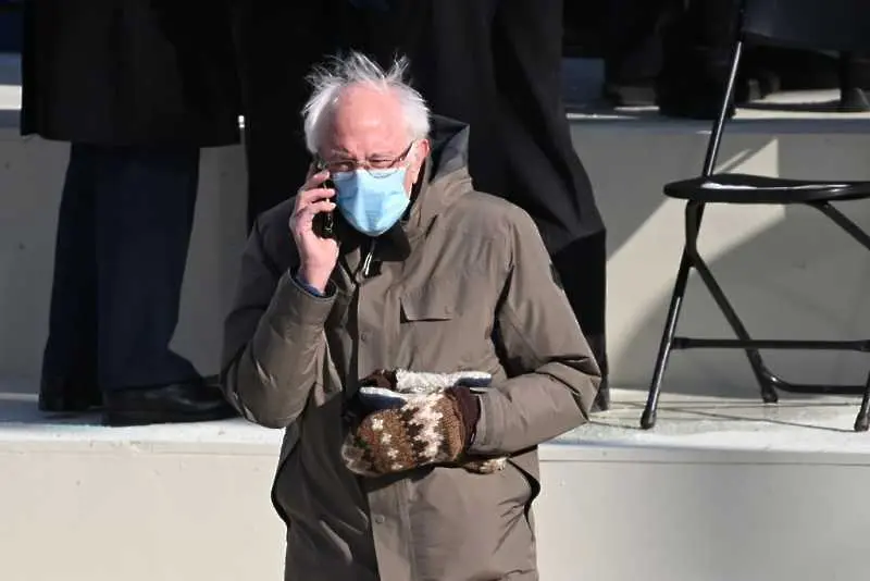 Бърни Сандърс е събрал за благотворителност 1,8 милиона долара с прочутата си снимка с ръкавиците