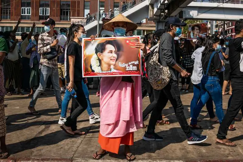 Протестите в Мианма в нова фаза с призиви за гражданско неподчинение и масово спиране на работа