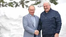 Путин качи Лукашенко на ски и моторни шейни