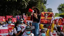Граждани на Мианма блокират пътища с колите си