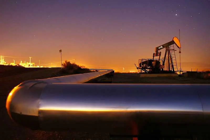 Цените на петрола скочиха с над процент на фона на удължаването на съкращенията на ОПЕК+