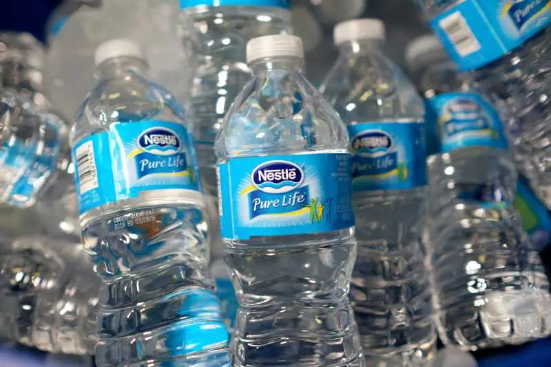 Nestlé продава повечето си марки за вода в САЩ и Канада