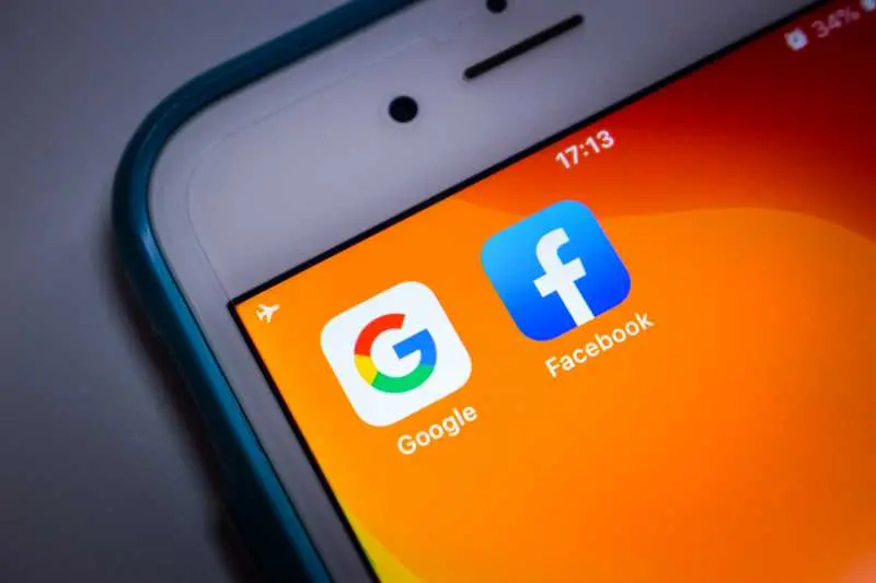Австралия променя закони, за да накара Google и Facebook да плащат за новини