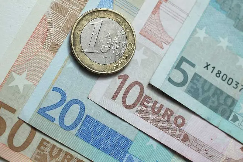 Еврото върви към най-големия си месечен спад от юли 2019 г.